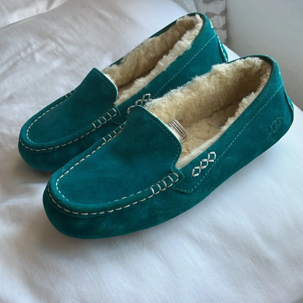 Ugg slippers size 7 - Picture 4 of 15